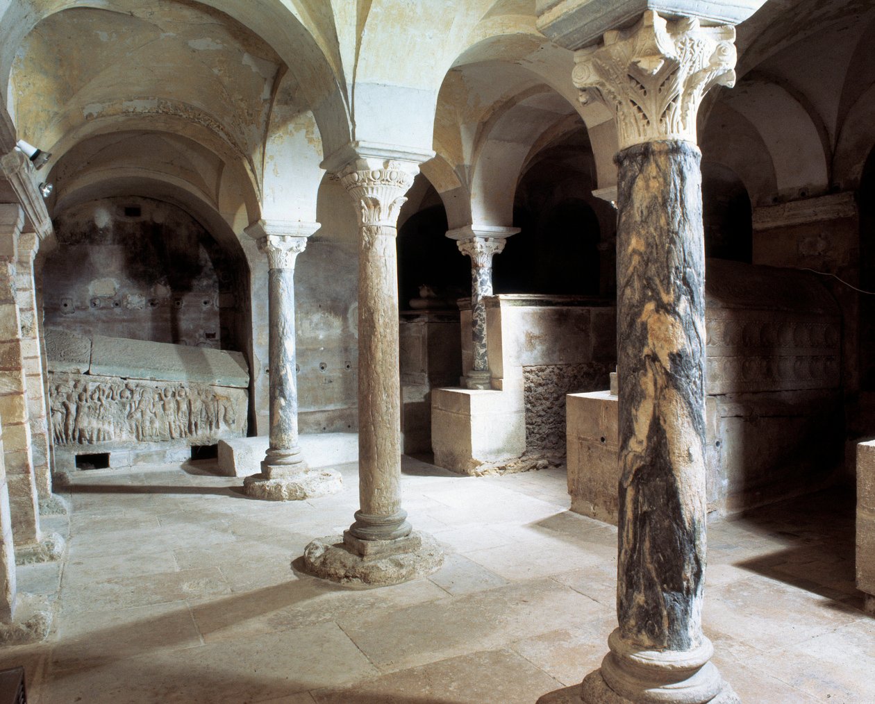 Merowingische Kunst: Ansicht der Krypta der Abtei von Jouarre von Merovingian