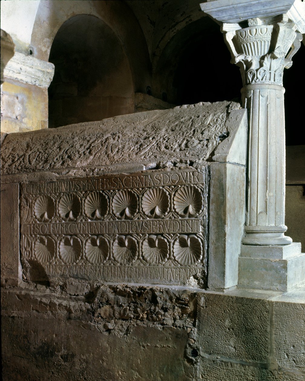 Merowingische Kunst: Kenotaph der Äbtissin Theodechilde (oder Telchide) (gestorben 662 n. Chr.) von Merovingian