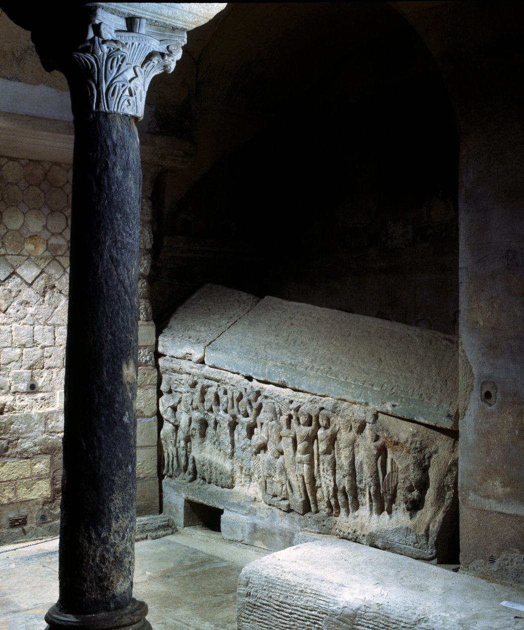 Merowingische Kunst: Grab von Agilbert (7. Jahrhundert), Bischof von Paris von Merovingian