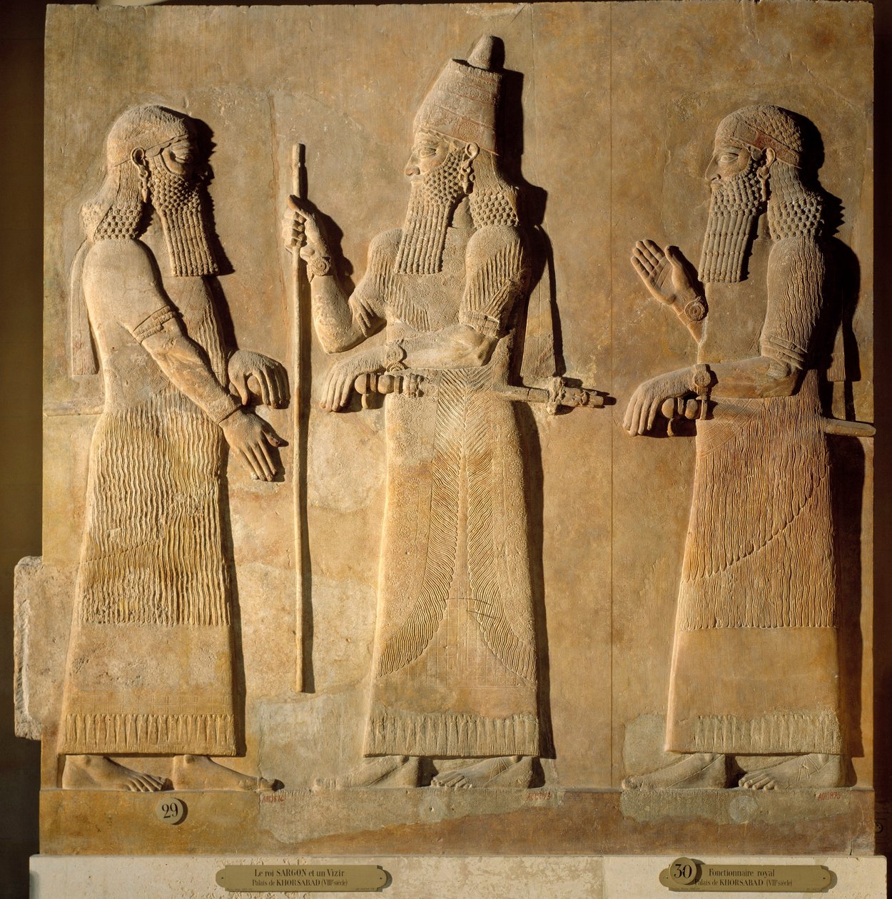 Orientalische Antiquitäten: Detail eines Alabasterreliefs, das Sargon II. zeigt, wie er einem hohen Beamten Befehle erteilt von Mesopotamian Mesopotamian