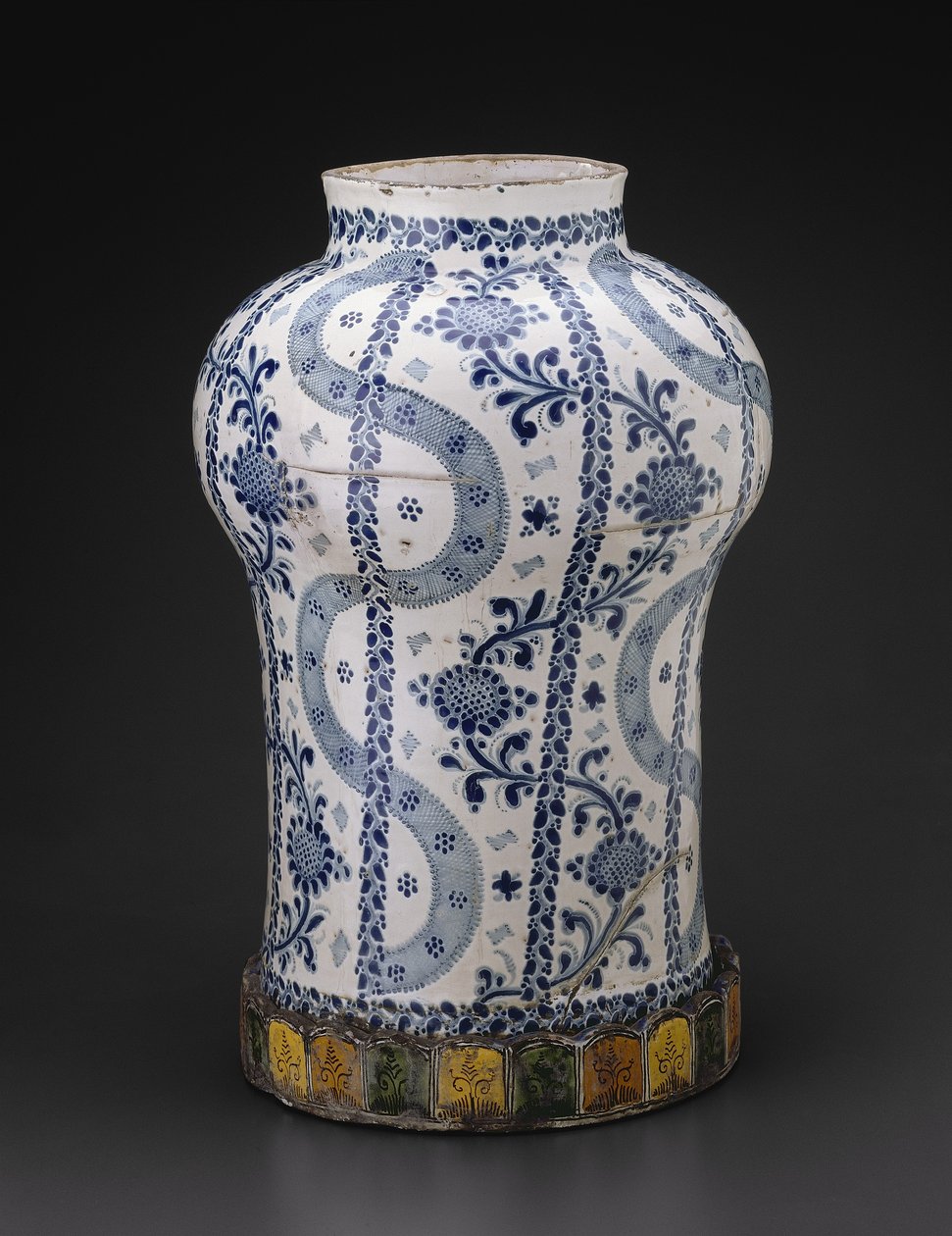 Krug mit vertikalen fließenden Bändern und Ranken mit sonnenblumenartigen Blüten, 1700-50 von Mexican School