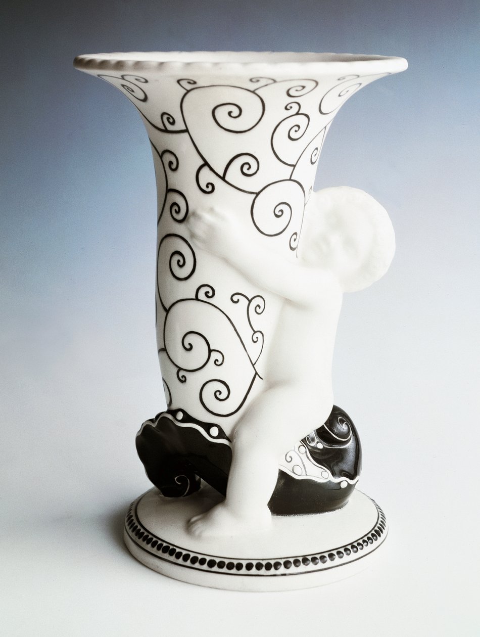 Vase mit schwarzer Dekoration, kegelartiger Körper gehalten von einem Cherub, Vereinigte Wiener und Gmundner Keramik, Österreich, 20. Jahrhundert von Michael Powolny