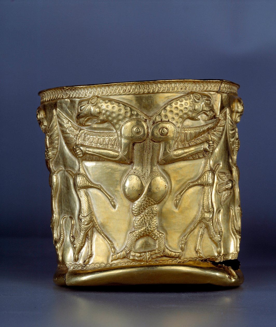 Antike orientalische Kunst: Elektrumbecher, der ein Monster mit verschlungenen Klauen darstellt, ca. 1200 v. Chr. von Middle Elamite Period
