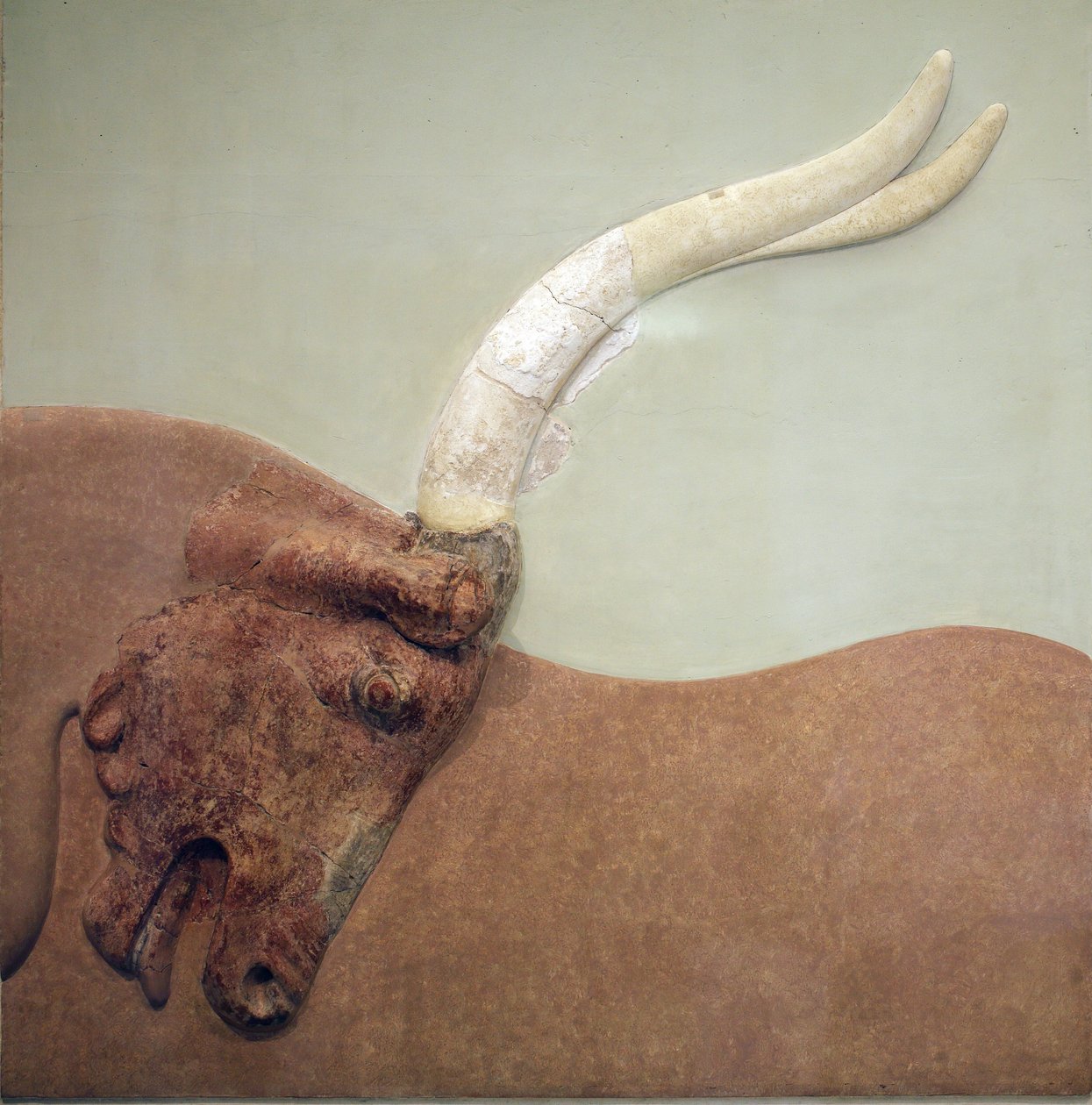 Minoische Kunst. Fragment eines Stuckreliefs, das einen gejagten Stier zeigt. Aus dem minoischen Palast von Knossos. 1600 - 1450 v. Chr. Archäologisches Museum, Heraklion, Kreta. von Minoan