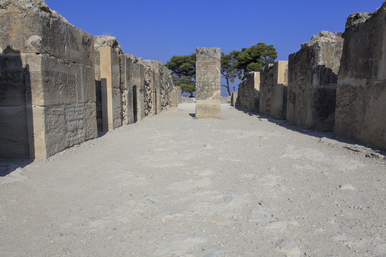 Minoische archäologische Stätte von Phaistos. Die westlichen Magazine. Großer Komplex der Palastlager. Es besteht aus dem Vorraum, dem Korridor der Lager und den Lagerräumen selbst. von Minoan