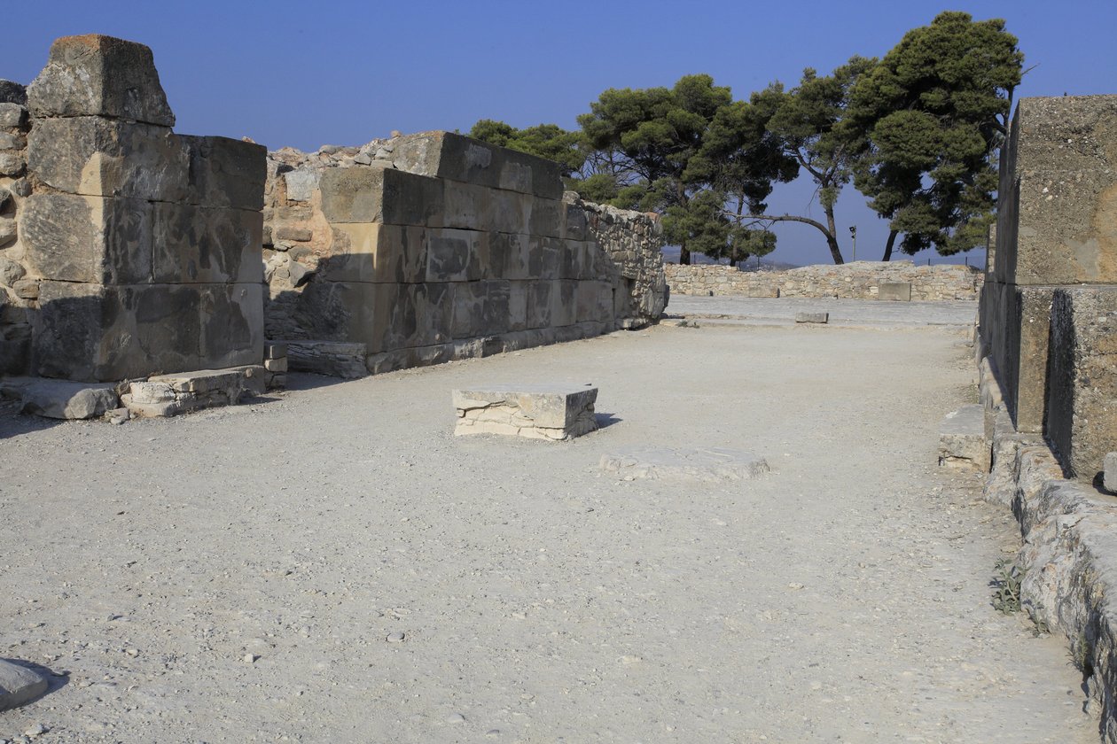 Minoische archäologische Stätte von Phaistos. Die westlichen Magazine. Großer Komplex der Palastlager. Es besteht aus dem Vorraum, dem Korridor der Lager und den Lagerräumen selbst. von Minoan