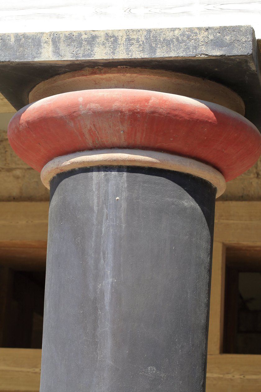 Minoische archäologische Stätte von Knossos. Detail einer Säule der Halle der Doppelaxt und des Königinnenmegarons des Palastes des Königs Minos. Knossos, Kreta. von Minoan