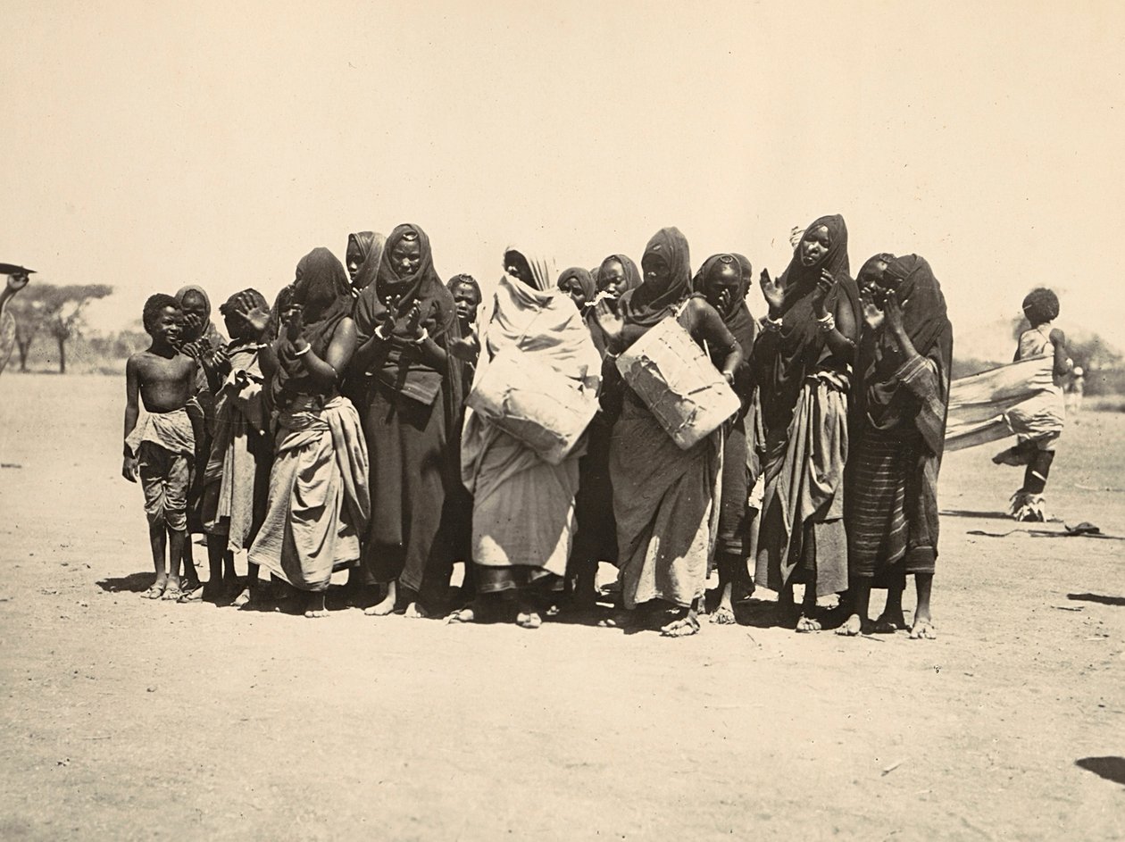 Bau eines Imperiums im faschistischen Zeitalter: bunte Gruppe muslimischer Frauen, 09/05/1936 von Modestino Baldinetti