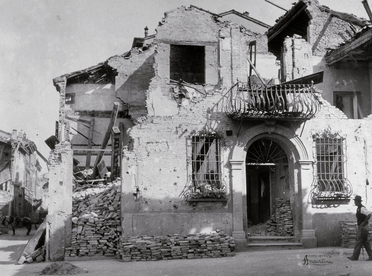 Die Bombardierungen von Sermide: Ein schwer beschädigtes Haus im Zweiten Weltkrieg von Modestino Baldinetti