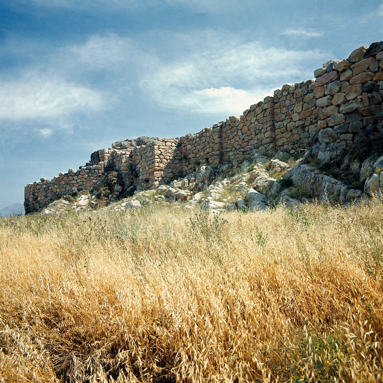 Mykenische Kunst: Ansicht der Ruinen der Stadtmauer von Tiryns von Mycenaean