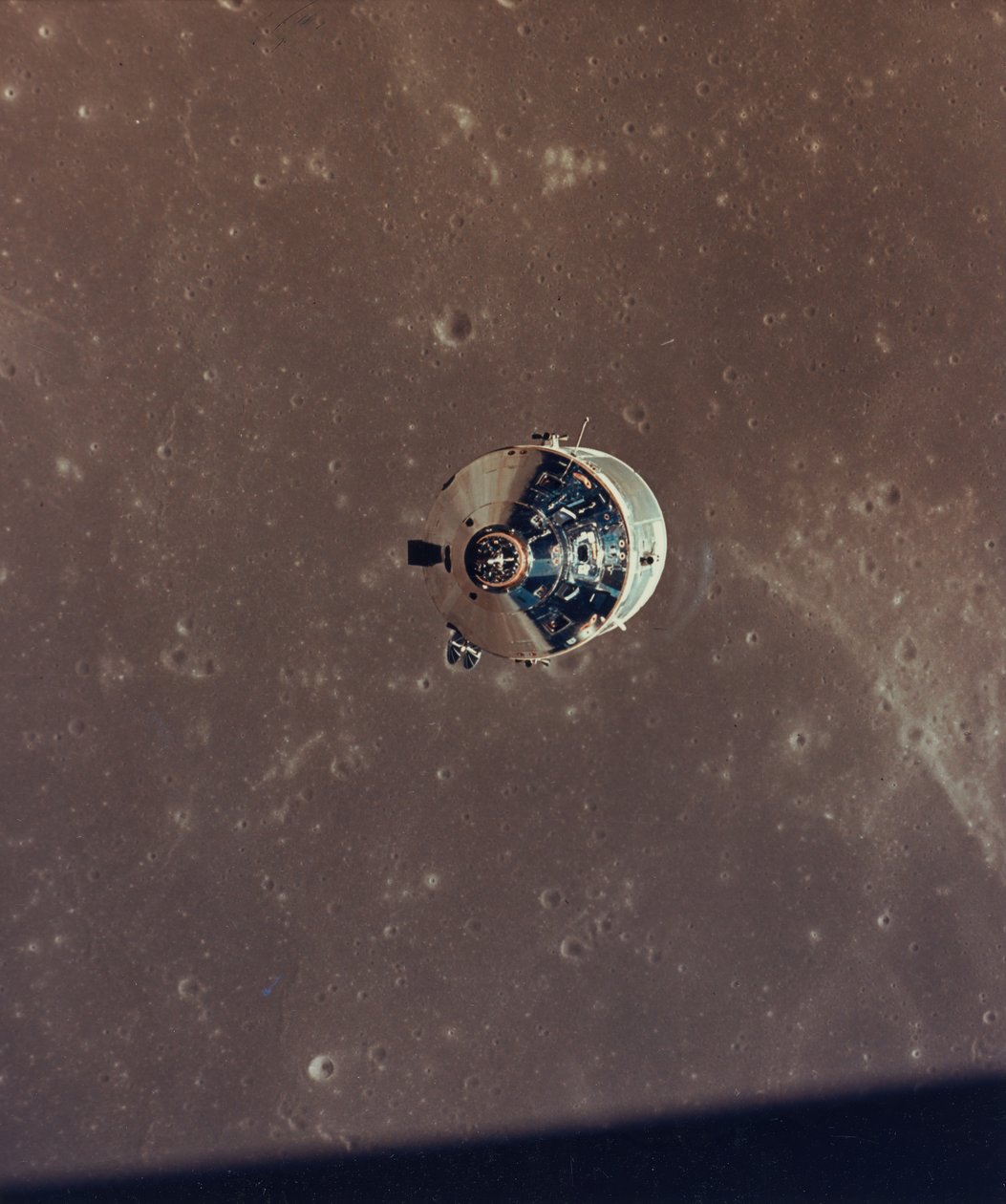 Apollo 11 Kommando- und Servicemodule fotografiert vom Mondmodul in der Umlaufbahn, 1969 von NASA Images