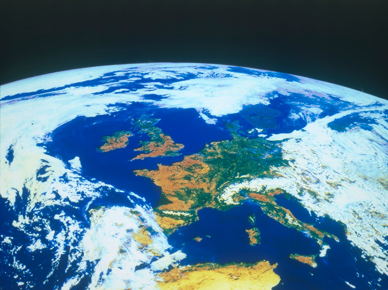 Erde aus dem Weltraum - Europa von einem Satelliten gesehen, ca. 1980er Jahre von NASA Images