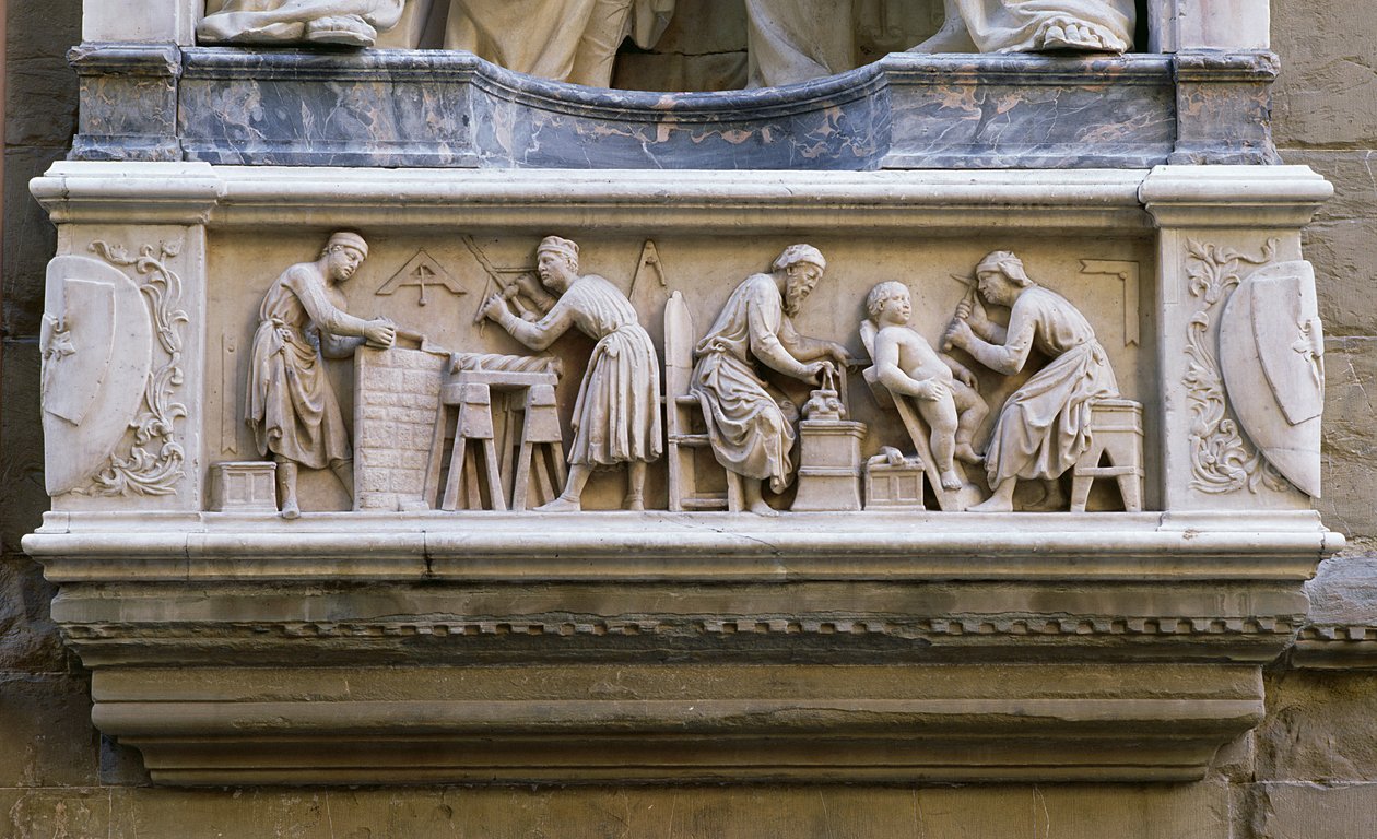 Relief, das Künstler und Handwerker bei der Arbeit darstellt, vom Sockel der Nische, die die Quattro Coronati darstellt von Nanni di Banco