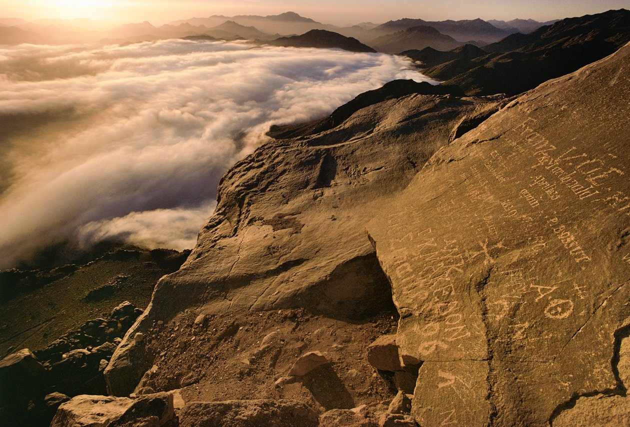 Gipfel des Berges Sinai alias Jabal Musa bei Sonnenaufgang von Nathan Benn