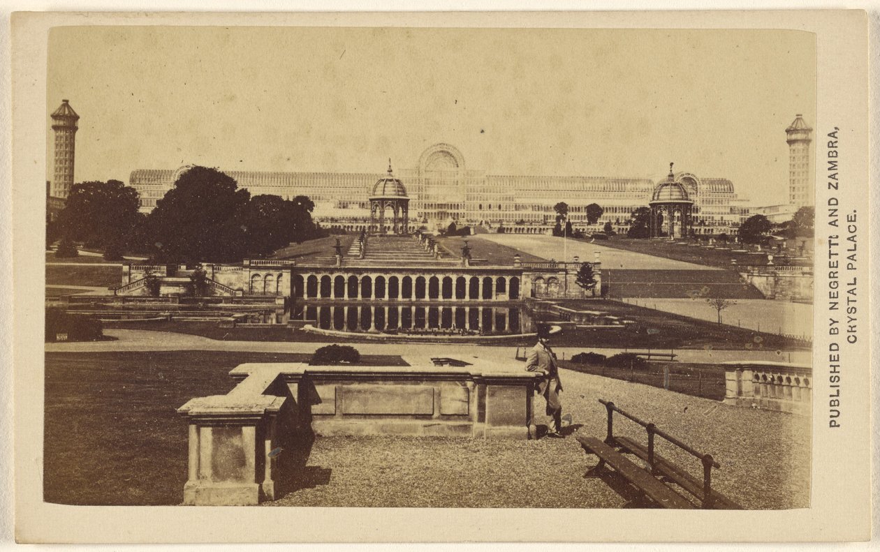 Außenansicht des Crystal Palace Gebäudes und Geländes von Negretti and Zambra