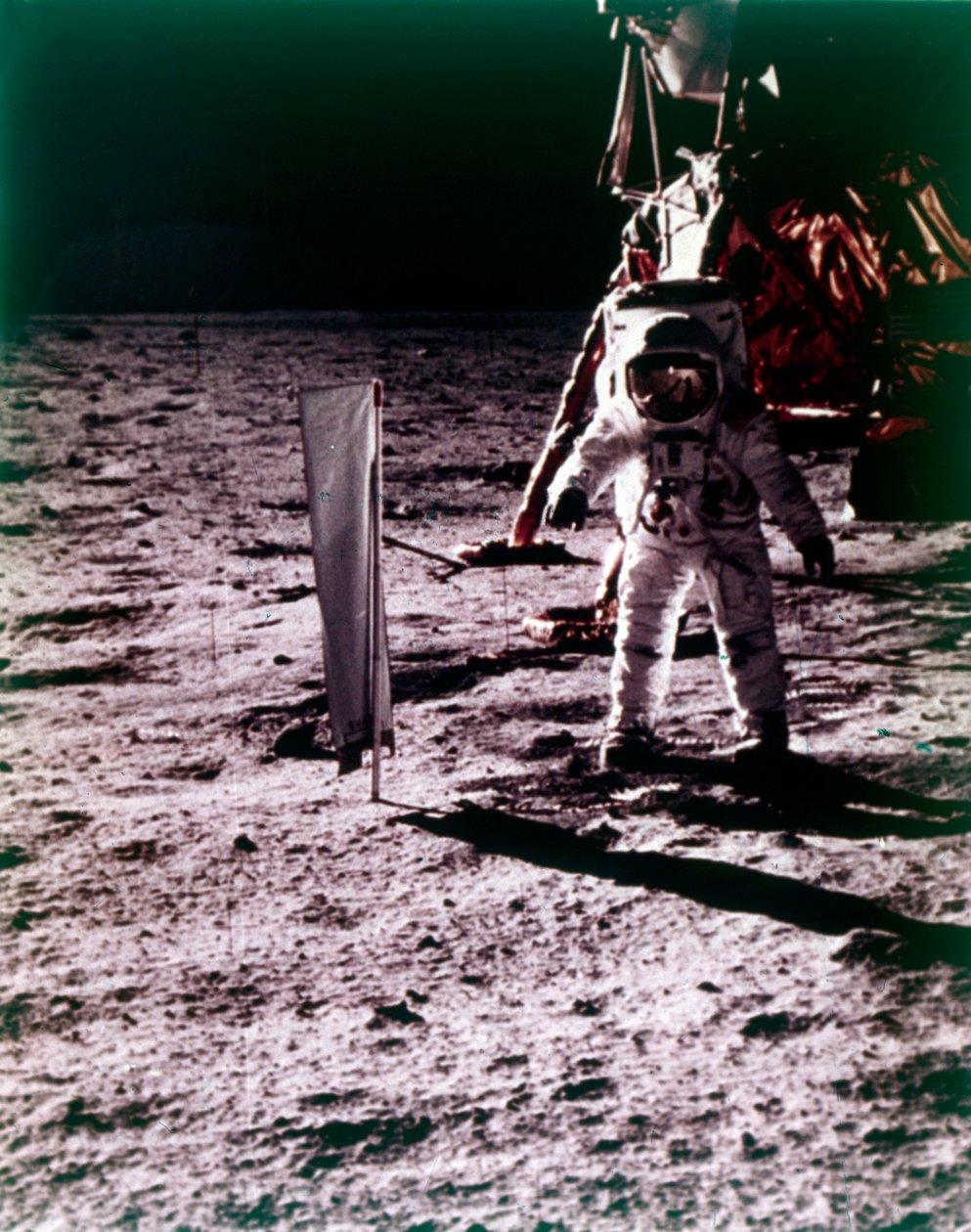 Buzz Aldrin setzt den Sonnenwindkollektor auf der Mondoberfläche ein, Apollo 11 Mission, Juli 1969 von Neil Armstrong