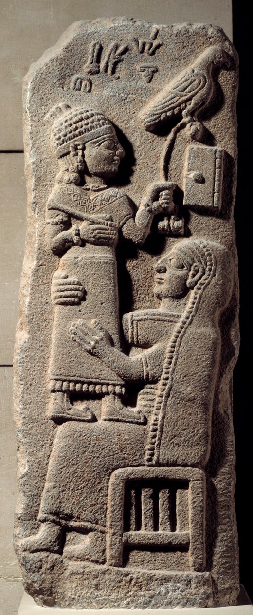 Basaltrelief, das den Schreiber Tarhunpiyas auf dem Schoß seiner Mutter darstellt, der die Schrift und einen Jagdfalken hält von Neo Hittite Neo Hittite