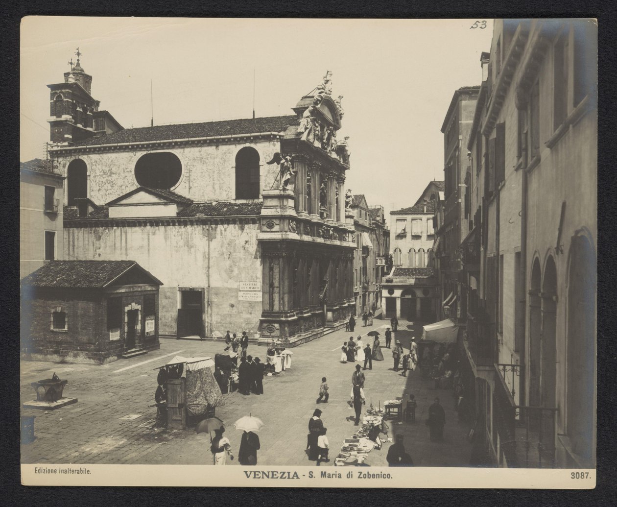 Außenansicht der Santa Maria Zobenigo in Venedig von Neue Photographische Gesellschaft