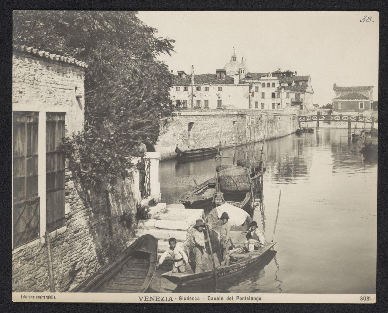 Kanal in Venedig von Neue Photographische Gesellschaft