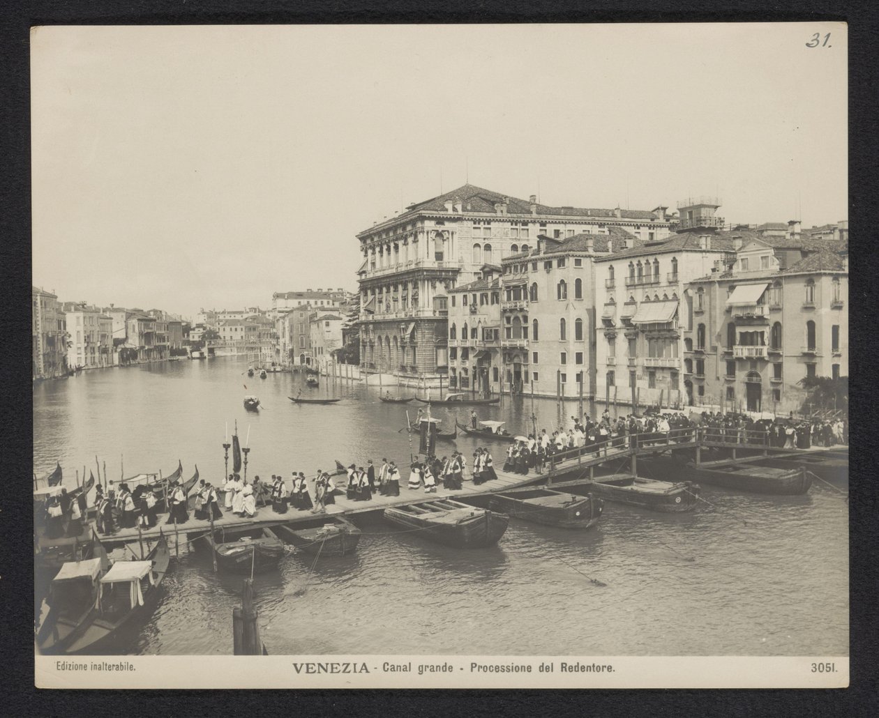 Prozession über eine Pontonbrücke auf dem Canal Grande in Venedig während des Festa del Redentore von Neue Photographische Gesellschaft