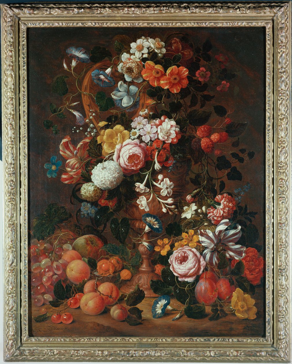 Rosen, Dahlien, Winde, eine Tulpe und andere Blumen in einer skulptierten Urne, mit Trauben, Pflaumen und Pfirsichen in der Nähe von Nicholaes van Verendael