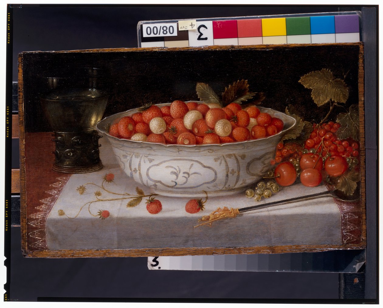 Stillleben mit Walderdbeeren in einer Wanli-Porzellanschale von Nicolaes Gillis