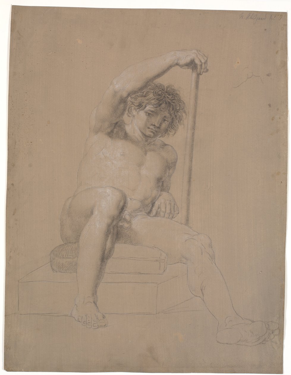Sitzendes Modell auf niedriger Plinthe mit Kissen. Von vorne gesehen. In der linken Hand ein Stab. Rechtes Bein ausgestreckt von Nicolai Abildgaard