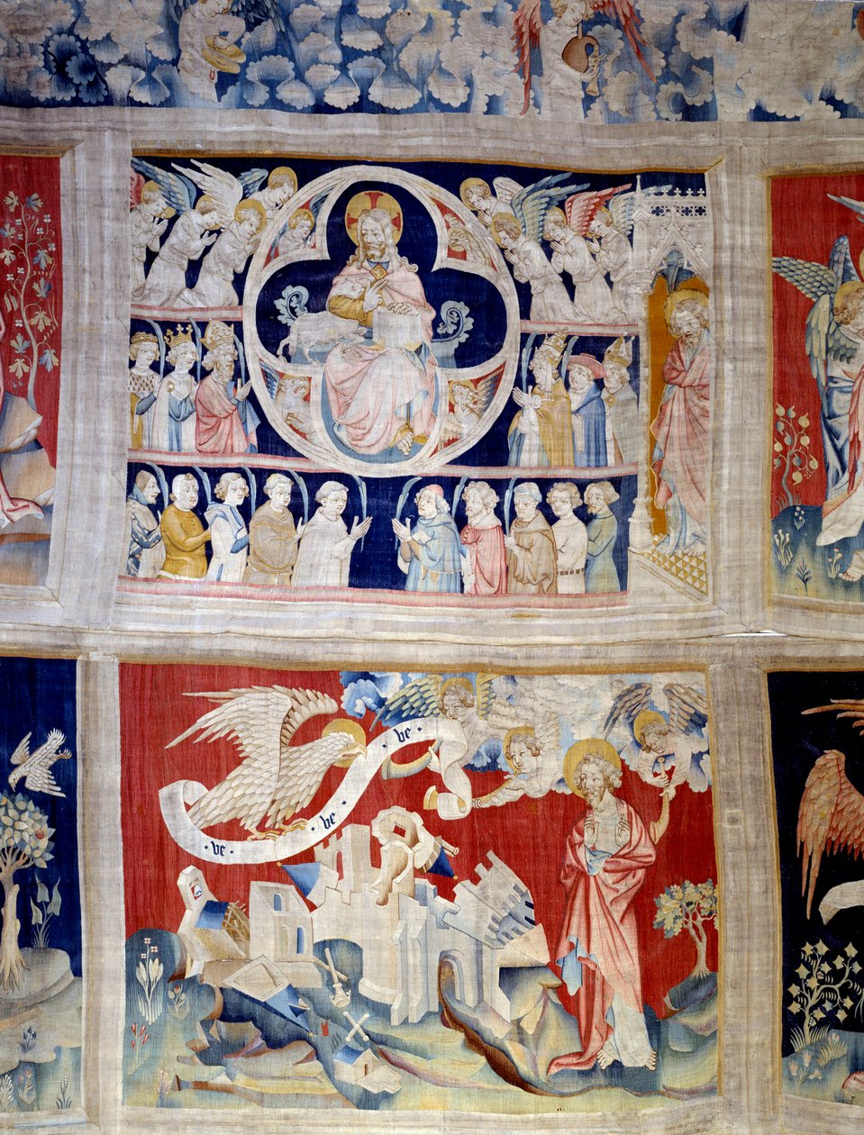 Vorhang der Offenbarung (1373-1383), Nr. 13: Gott und das Lamm, Symbol Christi. Unten, Nr. 20, die drei Engel befreien die Mächte. Tapisserie von Nicolas Bataille von Nicolas Bataille