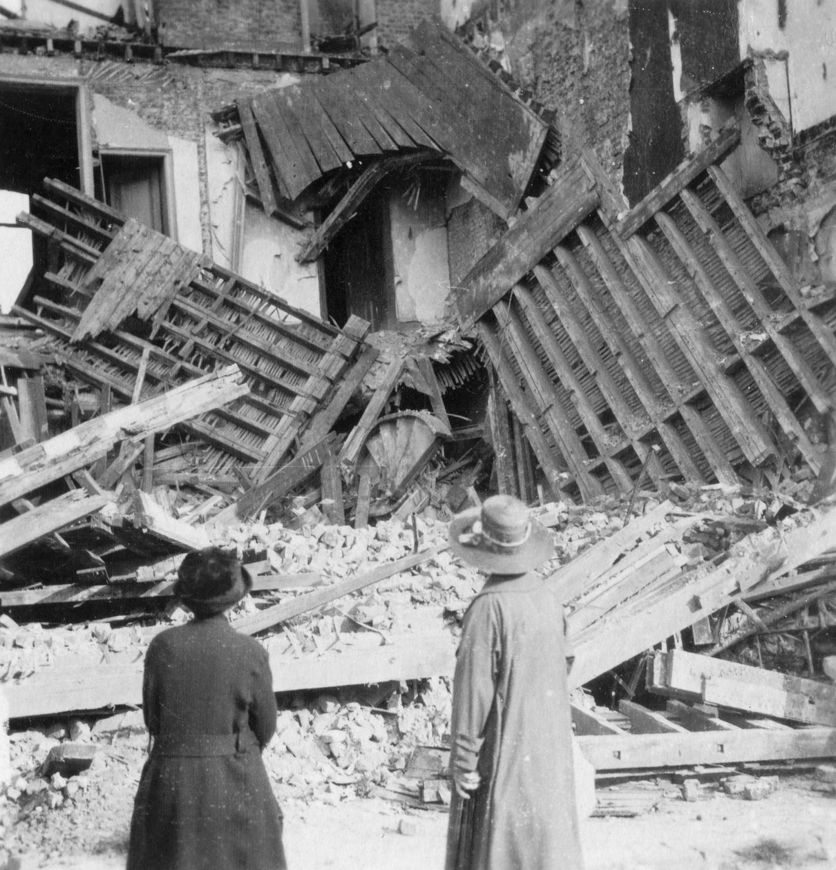Haus durch eine Bombe zerstört, Armentières, Frankreich, Erster Weltkrieg, um 1914-1918 von Nightingale and Co