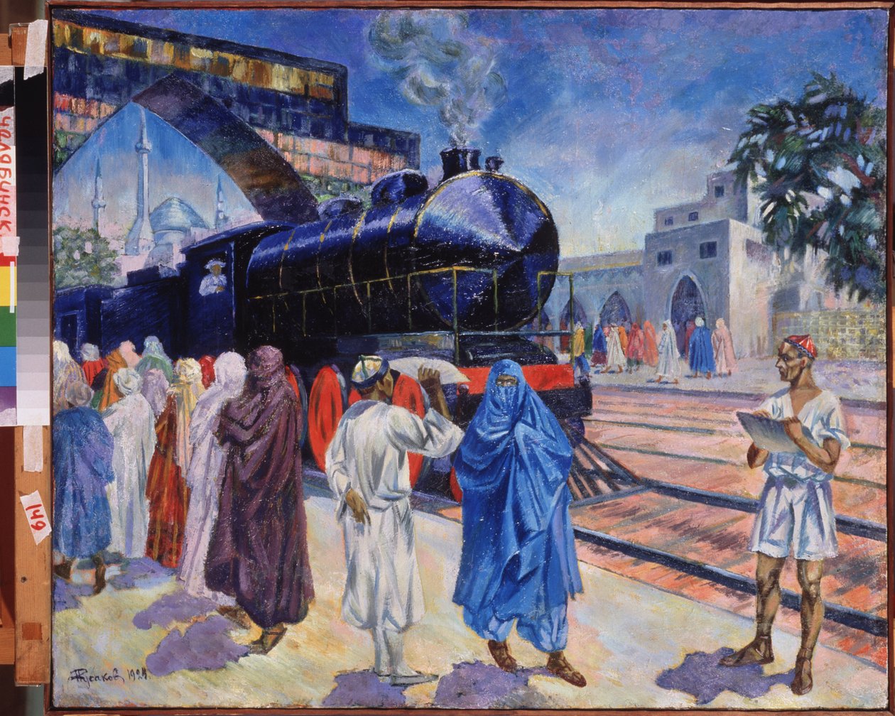 Der erste Zug. An einem Bahnhof in Zentralasien, mit einer Moschee im Hintergrund, Ankunft des Dampfzugs, die Reisenden auf dem Bahnsteig bereiten sich auf das Einsteigen vor, unter den Augen des Eisenbahnangestellten. von Nikolai Afanasyevich Rusakov