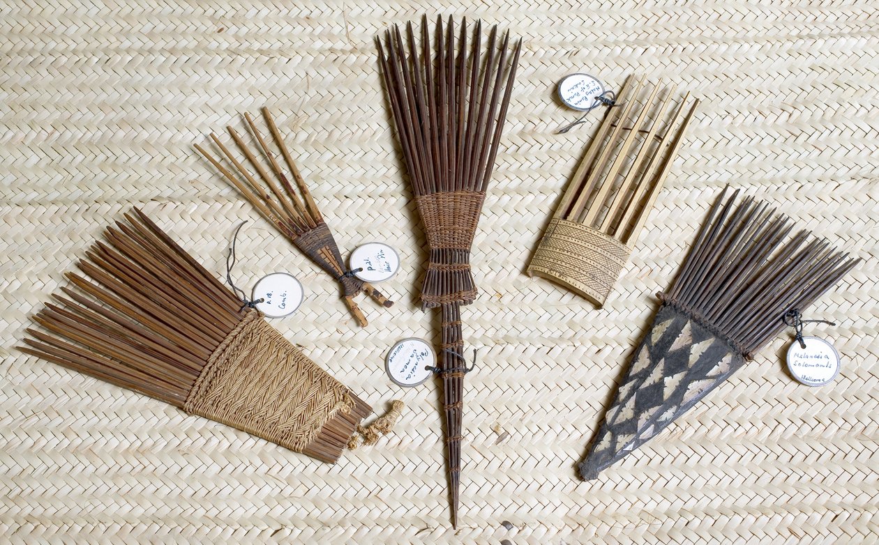 Kamm aus Samoa oder Tonga, Haarnadel von der Malaiischen Halbinsel, Kamm aus Samoa, Kamm von der Malaiischen Halbinsel und Kamm von den Salomonen von Oceanic