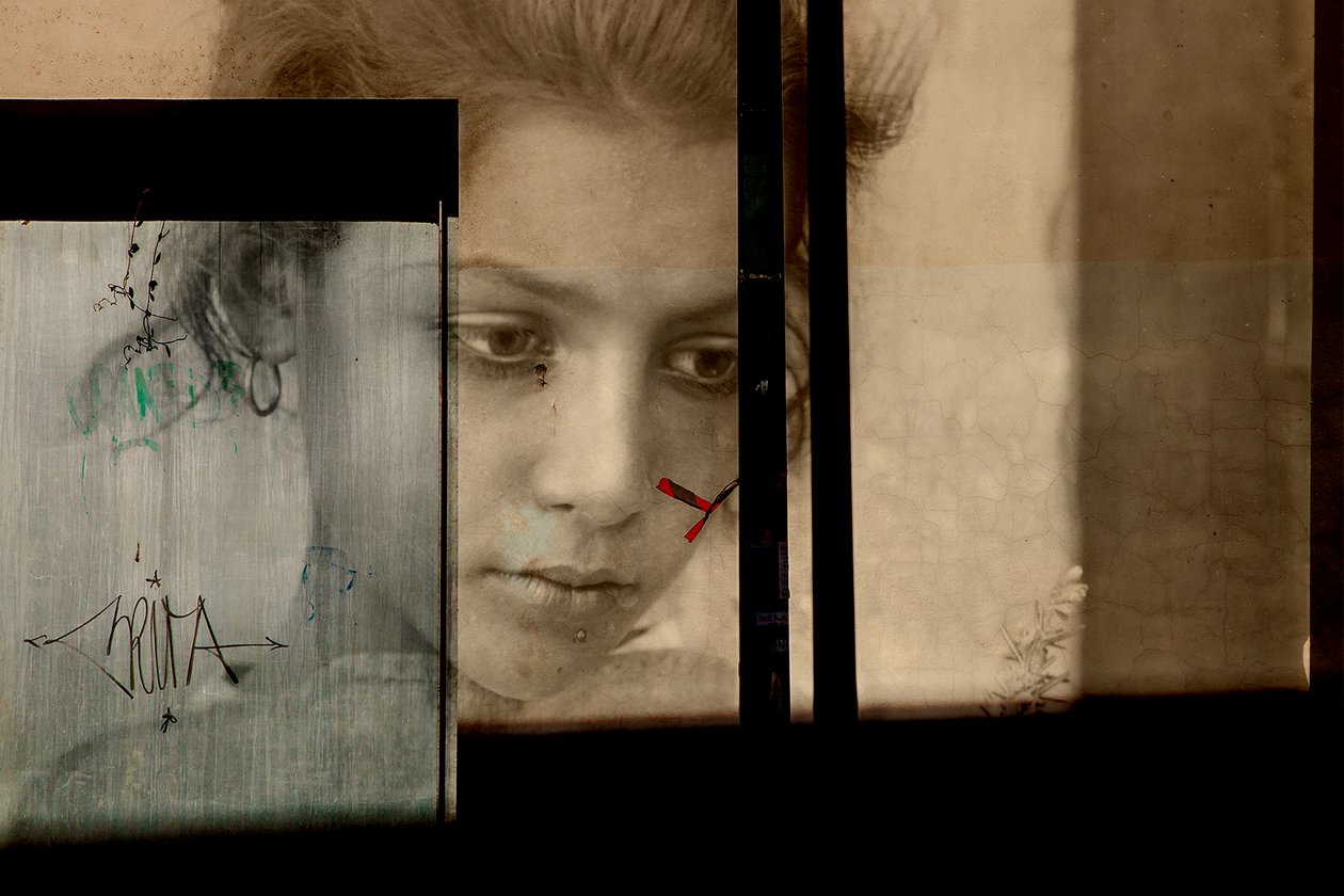 Porträt an der Wand, 2019 von Olivia Gozzano