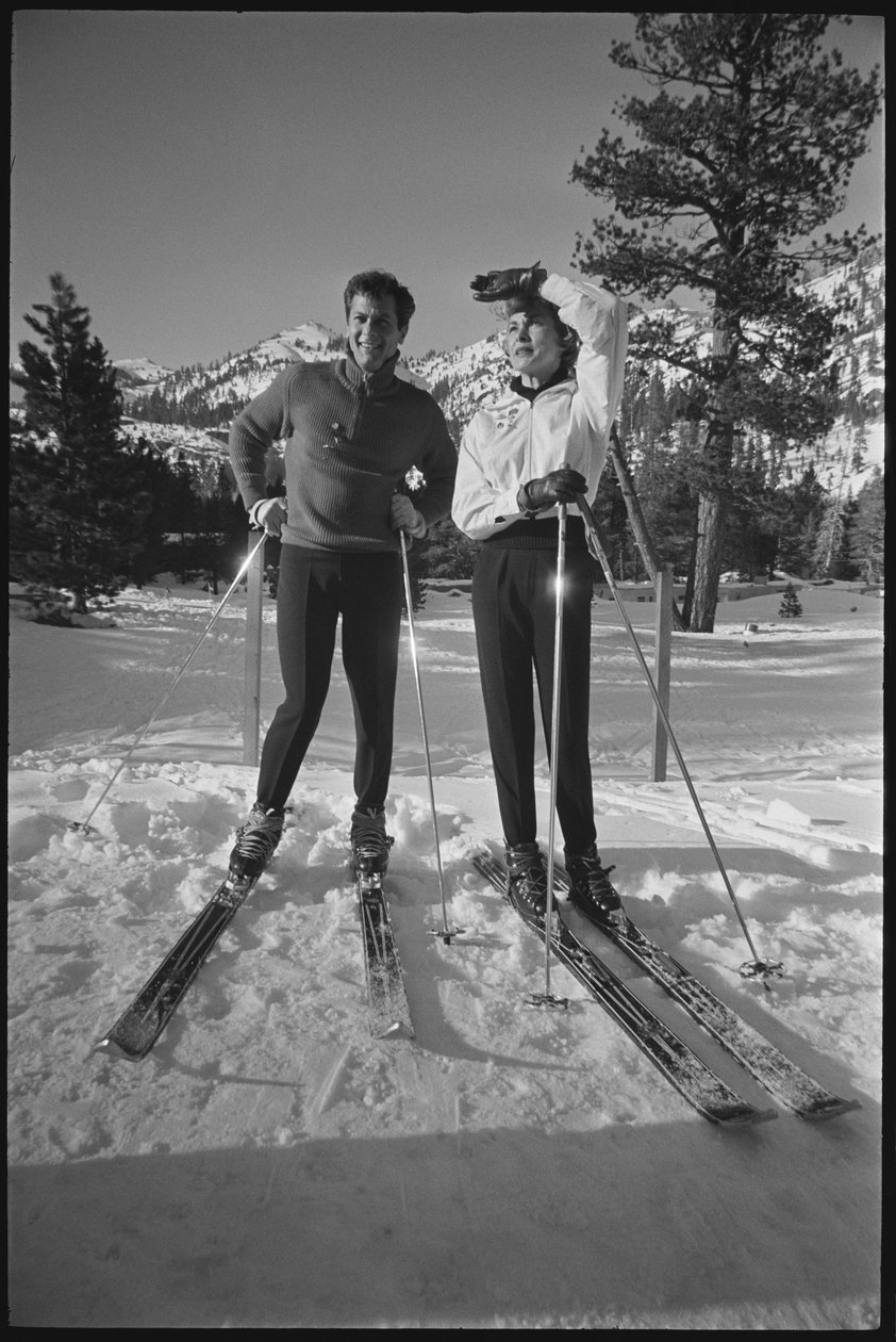 Janet Leigh und Tony Curtis auf Skiern bei den Olympischen Winterspielen, Squaw Valley, Kalifornien von Orlando Suero