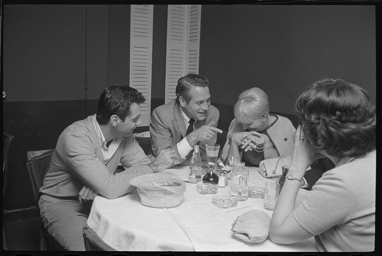 Paul Newman, Mort Sahl und Joanne Woodward scherzen beim Abendessen von Orlando Suero