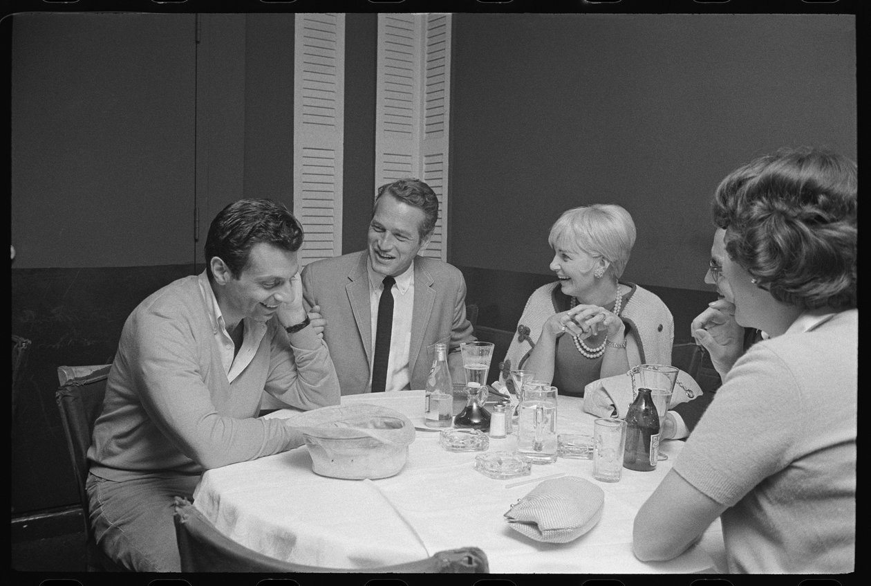 Paul Newman, Mort Sahl und Joanne Woodward scherzen beim Abendessen von Orlando Suero