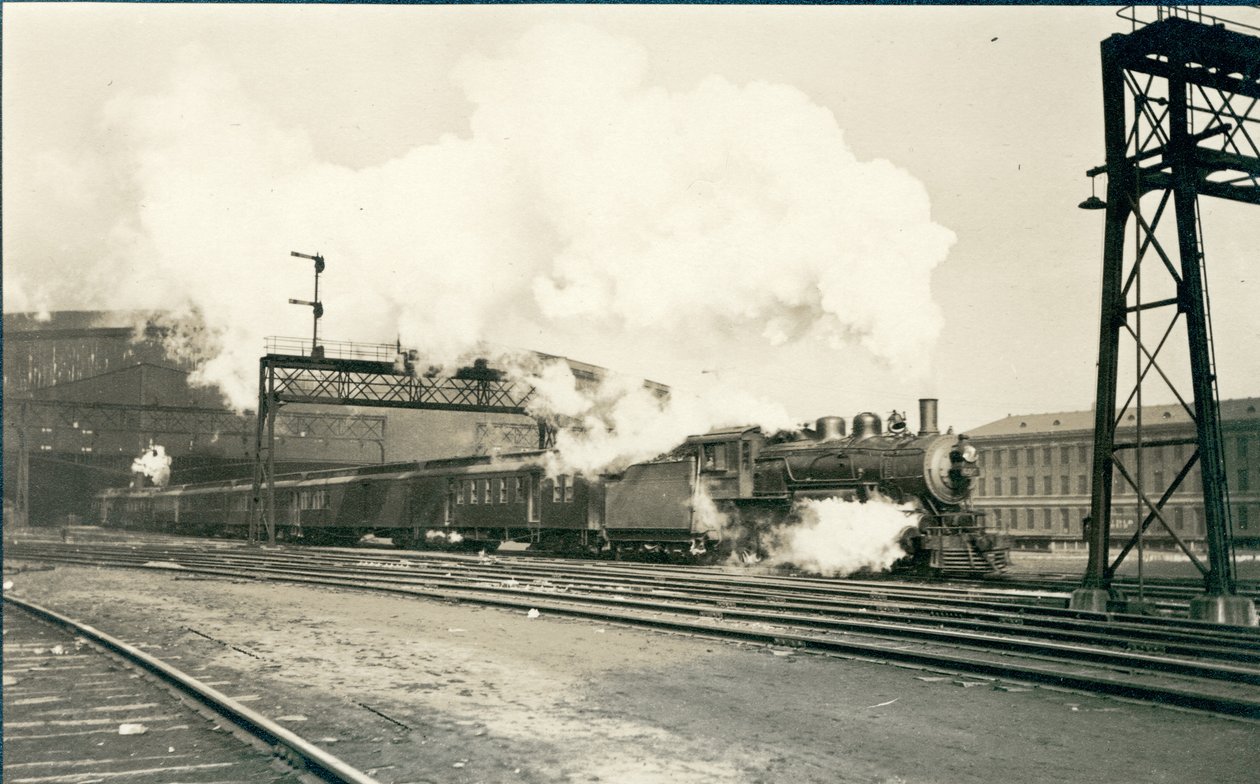 Eisenbahnzug verlässt den Union Station, St. Louis von Oscar C. Kuehn