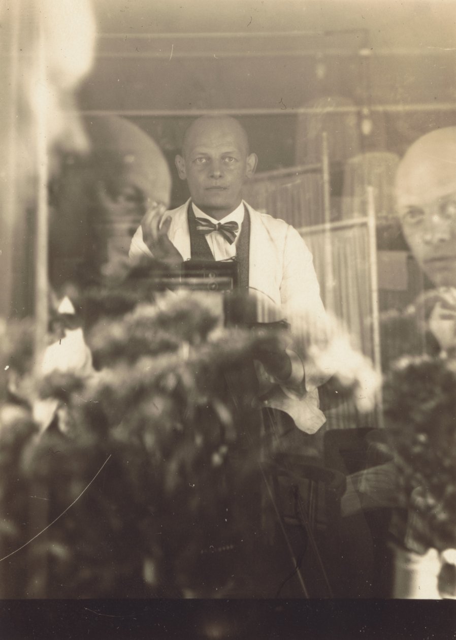 [Oskar Schlemmer im Prellerstrasse Studio] von Oskar Schlemmer
