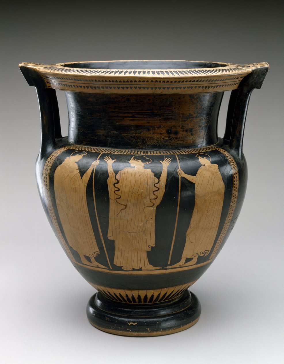 Rotfiguriger Säulenkrater mit Szene einer Frau und zwei Jugendlichen, 480-460 v. Chr. von Painter Syriskos