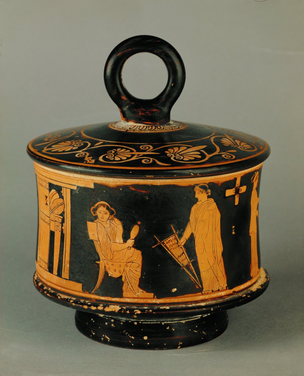 Häusliche Szene, zwei Frauen im Frauengemach, eine spinnt, die andere hält einen kleinen Handwebstuhl von Painter of the Louvre Centauromach