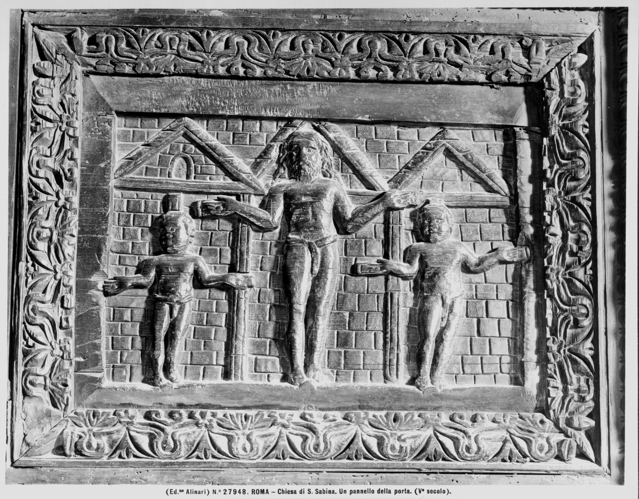 Detail der Kreuzigung von der Tür, die Szenen aus dem Alten und Neuen Testament darstellt von Paleo Christian