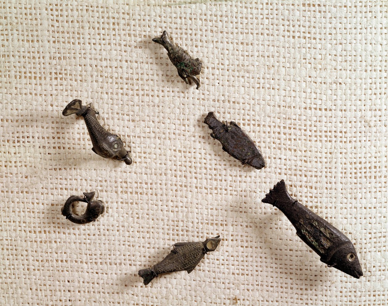 Christliche Antike: Fibeln und Metallschmuck in Fischform. Nationalmuseum für Archäologie, Saint Germain en Laye von Paleo Christian Paleo Christian