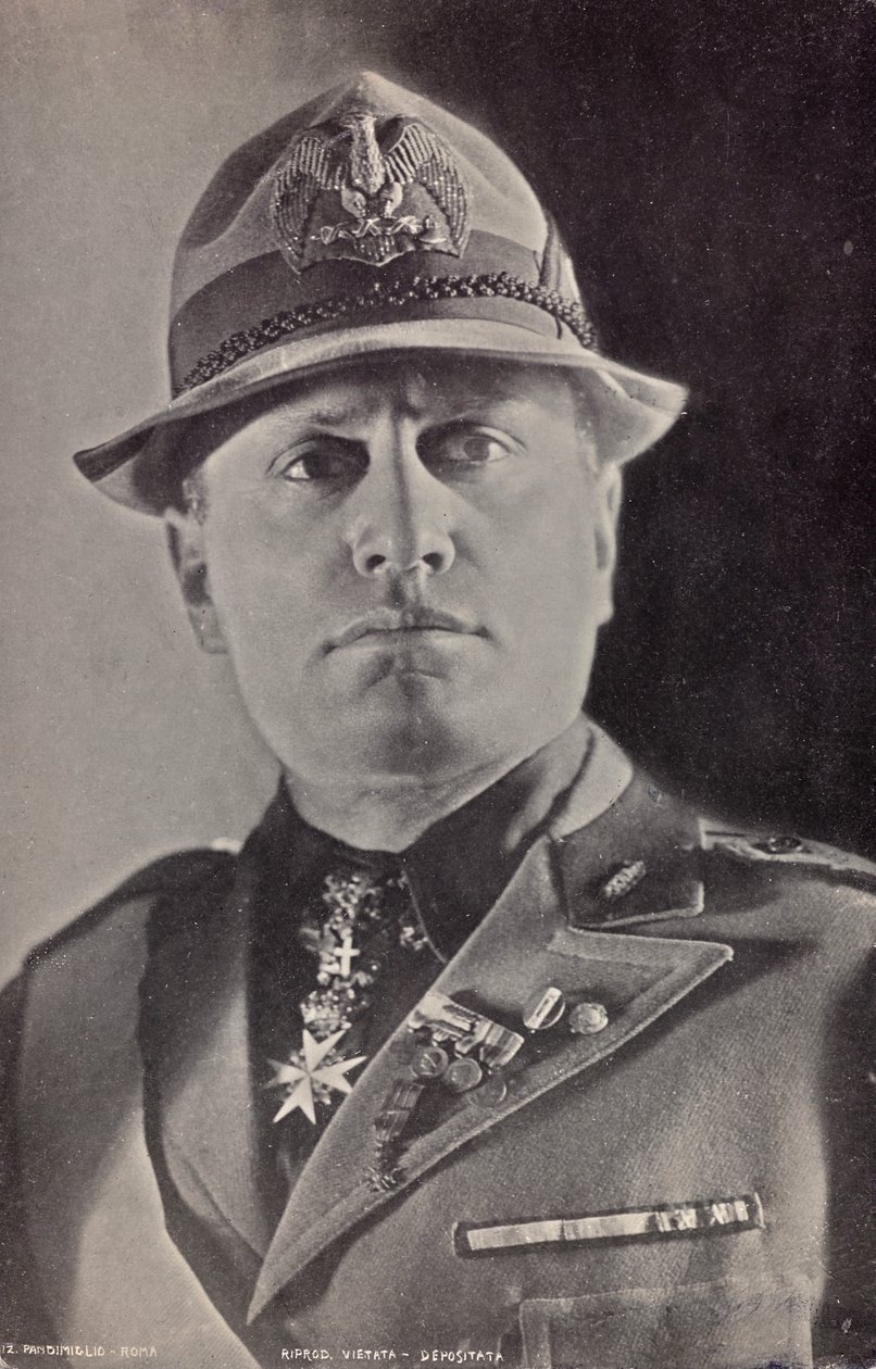 Album "Duce": Benito Mussolini in Uniform der Miliz (s/w Foto) von Pandimiglio Pandimiglio