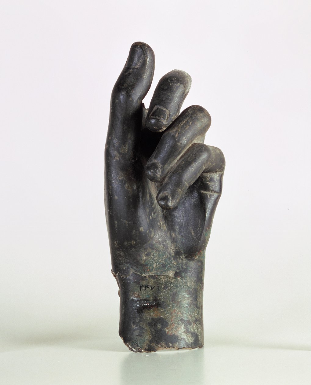 Fragment einer Hand, möglicherweise eines Bogenschützen, aus Shami, Malamir, Iran von Parthian School