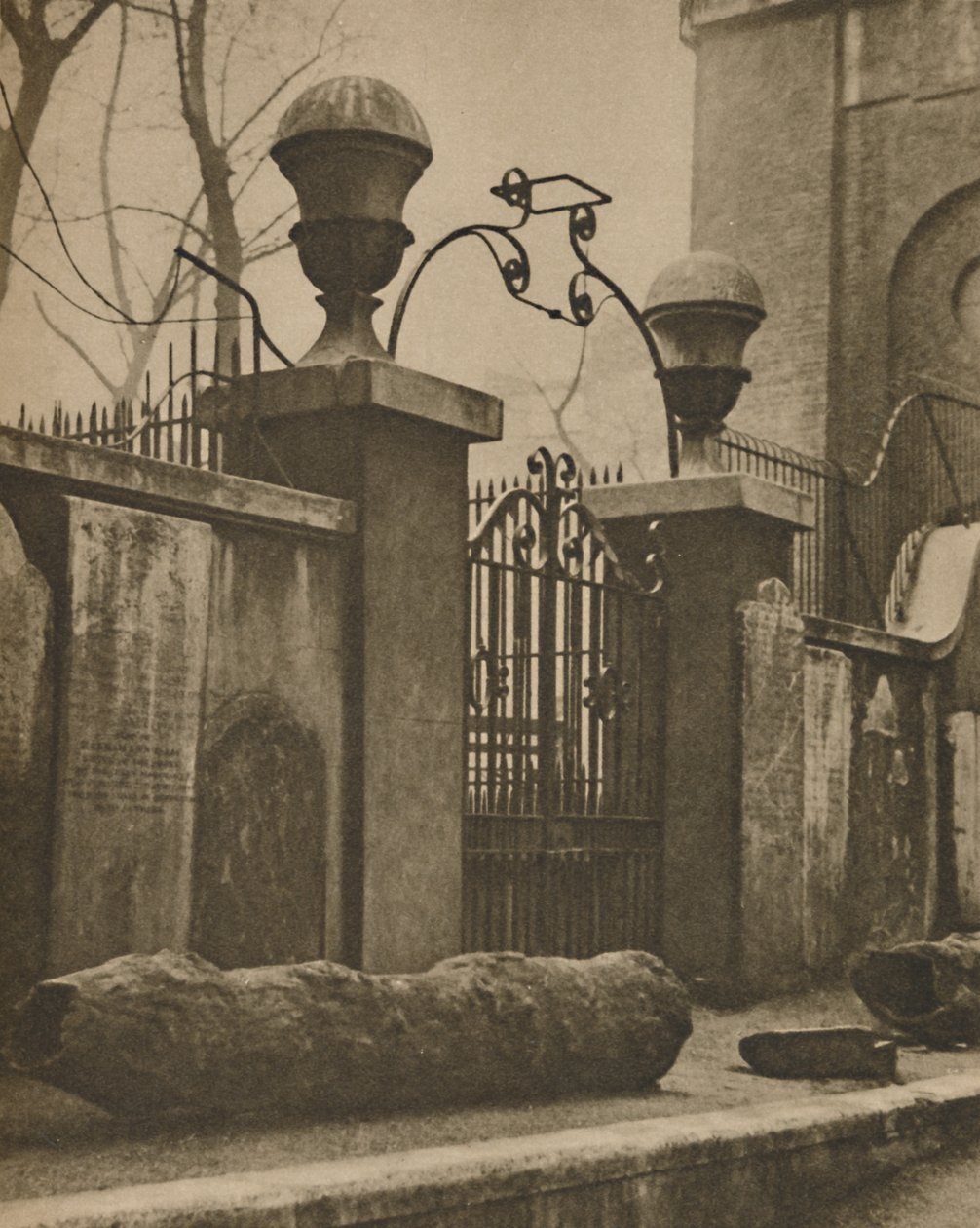 Ulmenstämme für Rohrleitungen, ausgegraben in der Nähe von St. Annes, Soho, um 1935 von Paterson