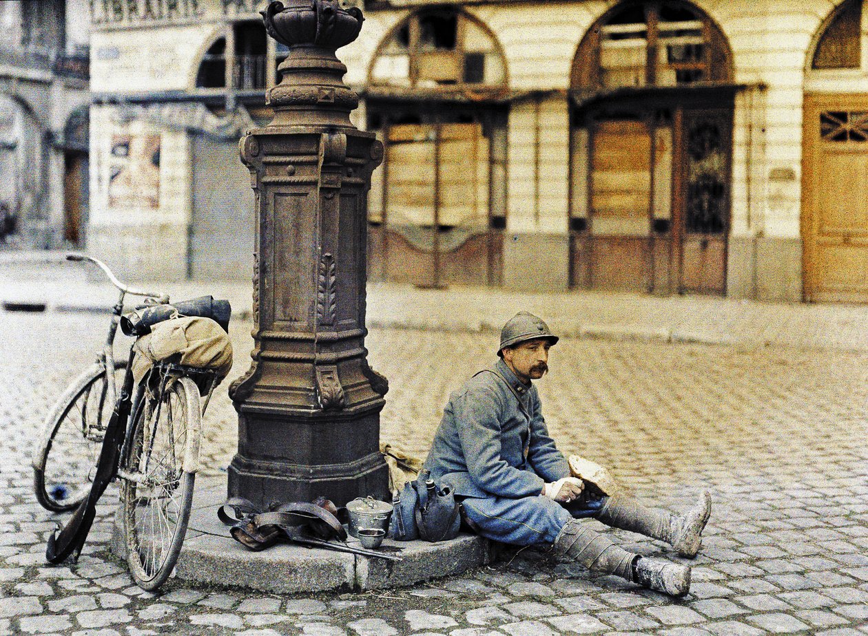 Ein Soldat in Reims mit seinem Fahrrad, Frankreich, 1. April 1917 von Paul Castelnau
