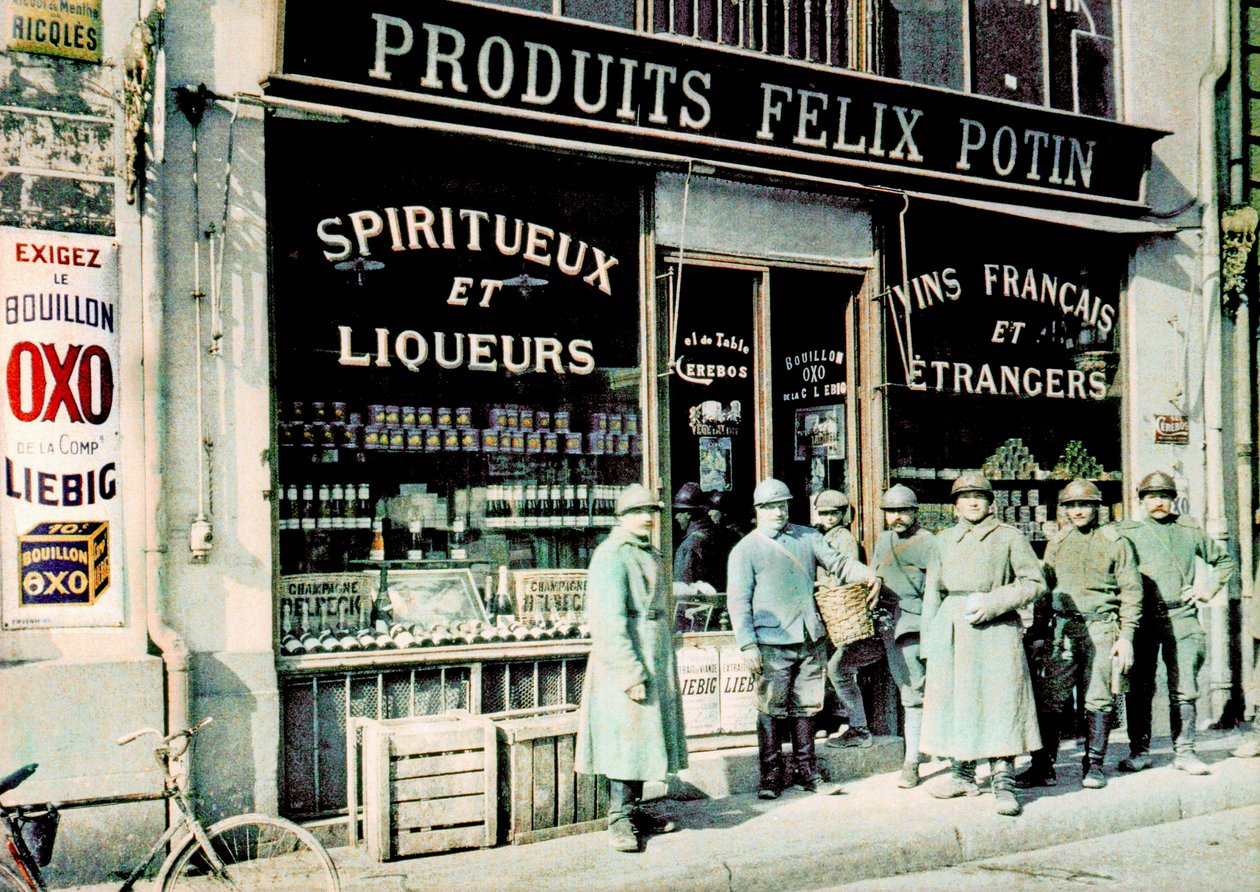 Französische Soldaten vor dem Lebensmittelgeschäft Felix Potin am Place des Marchés, Reims, Frankreich, 1917 von Paul Castelnau