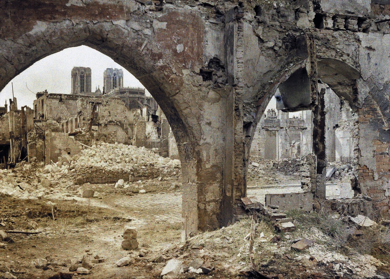 Die Türme der Kathedrale Notre-Dame de Reims sind durch die beschädigten Fenster eines Innenstadtgebäudes zu sehen, Frankreich, 3. April 1917 von Paul Castelnau