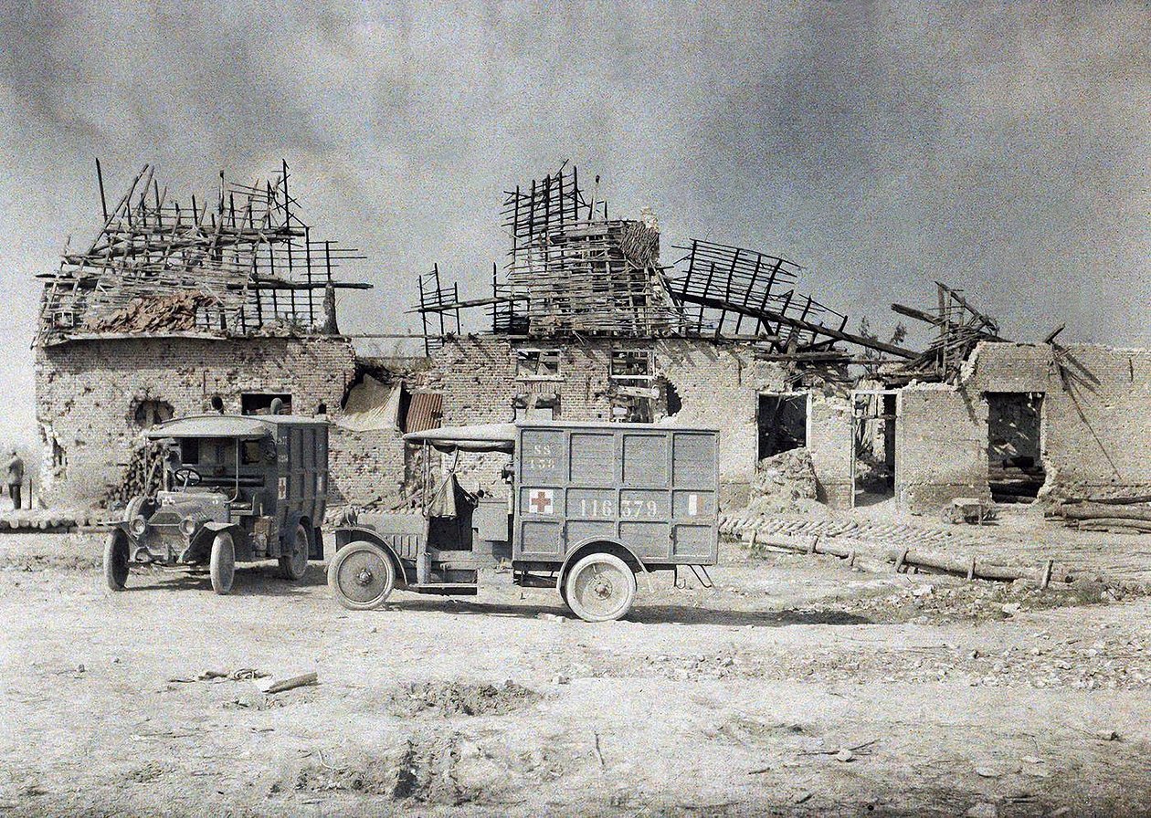 Zwei Krankenwagen vor einem durch Artilleriefeuer zerstörten Gebäude, Belgien, 17. September 1917 von Paul Castelnau