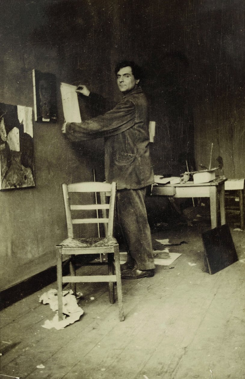 Amedeo Modigliani in seinem Atelier, ca. 1915 (s/w Foto) von Paul Guillaume