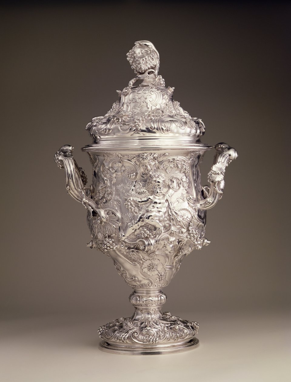 Zweihandbecher mit Deckel, 1742-43 von Paul de Lamerie